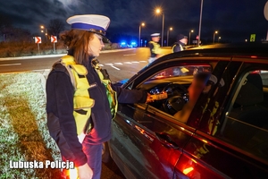 Policjanci prowadzą kontrole pojazdów