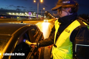 Policjantka sprawdza trzeźwość kierującego