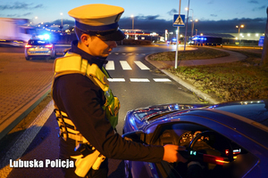 Policjant sprawdza stan trzeźwości kierującego