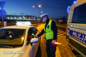 Policjant sprawdza stan trzeźwości kierującego
