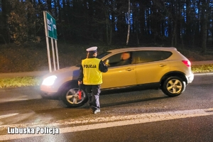 Policjanci kontrolują stan trzeźwości kierujących