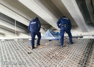 Policjanci sprawdzają miejsca gdzie mogą przebywać osoby bezdomne