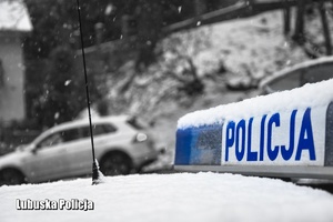 Sygnał z napisem policja w zimowej aurze
