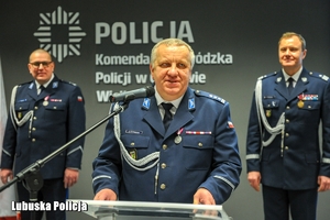 Policjant w trakcie wygłaszania mowy