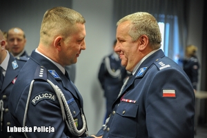 policjant gratuluje drugiemu policjantowi