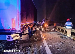 Rozbita ciężarówka i pojazd osobowy na drodze ekspresowej.