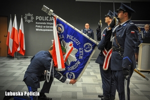 policjant całuje sztandar