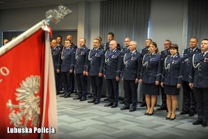 sztandar Lubuskiej Policji i policjanci w tle