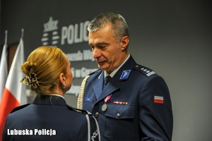 policjant odbiera gratulacje