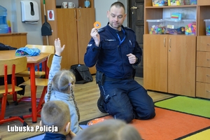 Policjant rozmawia z dziećmi