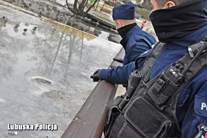 Policjanci kontrolują rejon jeziora