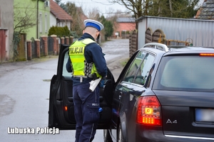 Policjant w trakcie kontroli pojazdu