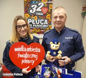 policjantka i policjant trzymają upominki na WOŚP