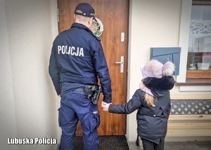 Policjant z dzieckiem