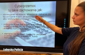 Policjantka prezentuje informacje o cyberprzemocy