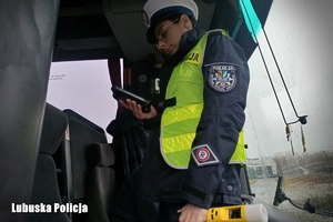 policjantka sprawdza dane kierowcy autokaru