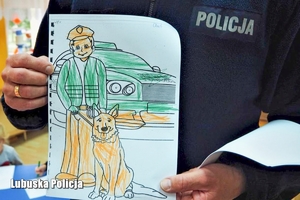 Policjant pokazuje rysunek jaki dostał od dzieci