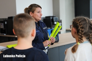 Policjantka w trakcie zajęć z dziećmi