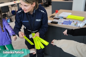 Policjantka w trakcie zajęć z dziećmi