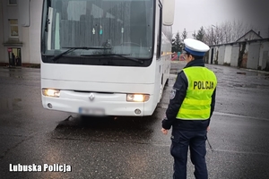 Policjant w trakcie kontroli autobusu