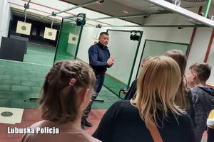 Instruktor strzelania omawia zasady z dziećmi
