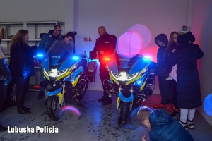 Policjant pokazuję motocykle służbowe