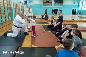 Dzieci w trakcie ćwiczeń karate