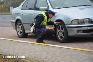 Policjant sprawdza stan techniczny pojazdu