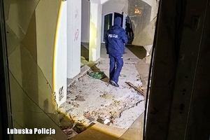 Policjantka sprawdza opuszczone miejsca pod kątem udzielenia pomocy osobom bezdomnym