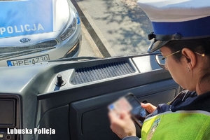policjantka kontroluje dokumenty kierowcy