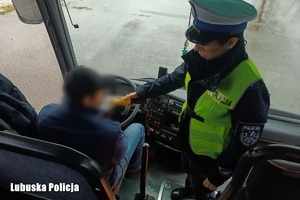 policjantka kontroluje trzeźwość kierowcy