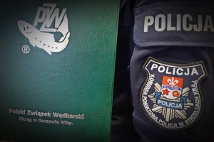 Logo Polskiego Związku Wędkarskiego oraz strzeleckiej Policji