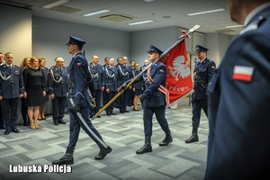 Policjanci pocztu sztandarowego oraz kadra oficerska Lubuskiej Policji