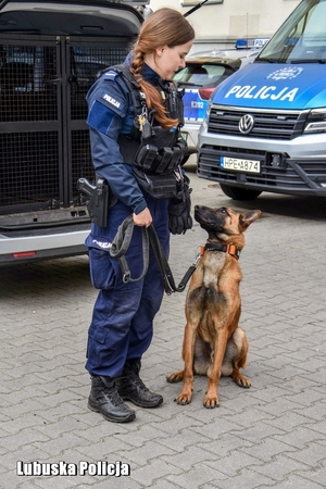 policjantka ze swoim psem