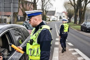 Policjanci ruchu drogowego kontrolują trzeźwość kierowców
