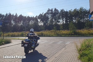 Policjant jedzie na motocyklu