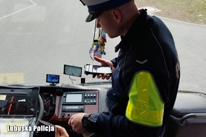 policjant kontroluje dokumenty kierowy autokaru