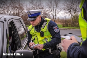 policjant kontroluje licznik pojazdu