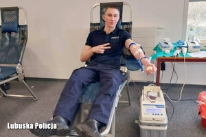Policjant w trakcie oddawania krwi