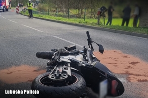 uszkodzony motocykl na drodze