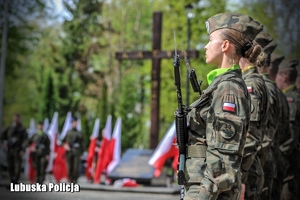 wojskowi przy Krzyżu Katyńskim