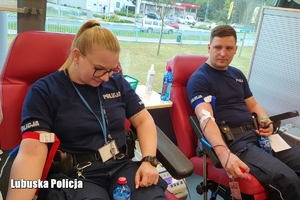 Policjanci w trakcie oddawania krwi