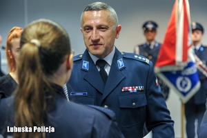 inspektor Czebreszuk gratuluje policjantce