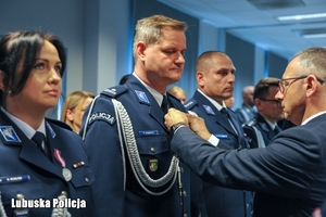 wręczanie medalu wyróżnionemu policjantowi