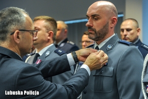 wręczanie medalu wyróżnionemu policjantowi