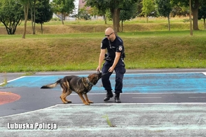 Policjant wraz z psem
