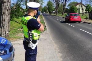 Policjant ruchu drogowego mierzy prędkość