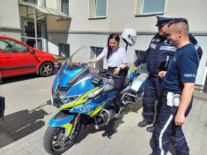 Kobieta,  która odwiedziła zielonogórską komendę siedzi na motocyklu policyjnym