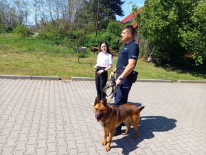 Kobieta,  która odwiedziła zielonogórską komendę razem z przewodnikiem i psem