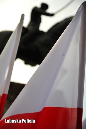 Flagi Polski na tle pomnika Marszałka Piłsudskiego